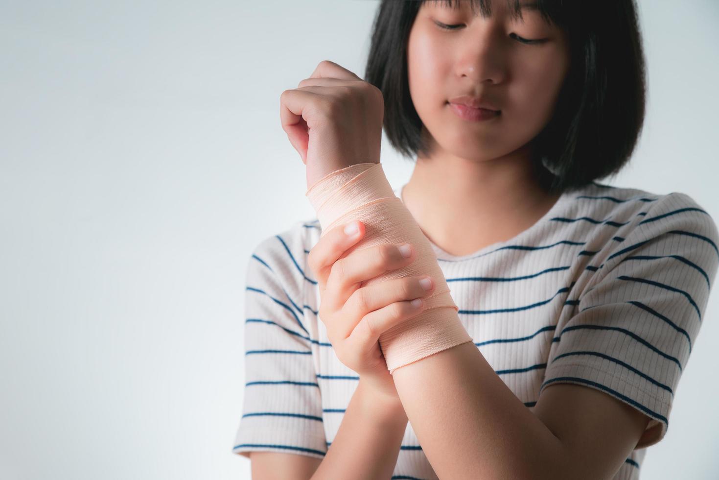 les filles utilisent un bandage élastique pour envelopper leurs poignets. photo