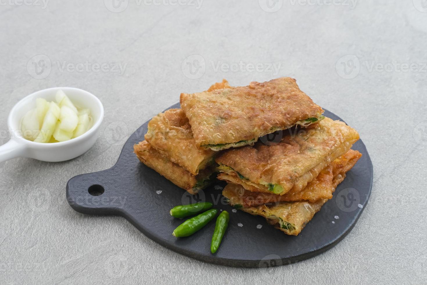 martabak, martabak telor ou martabak telur. feuilleté poêlé salé farci d'œuf, de viande et d'épices. martabak telur est l'un des aliments de rue indonésiens. photo