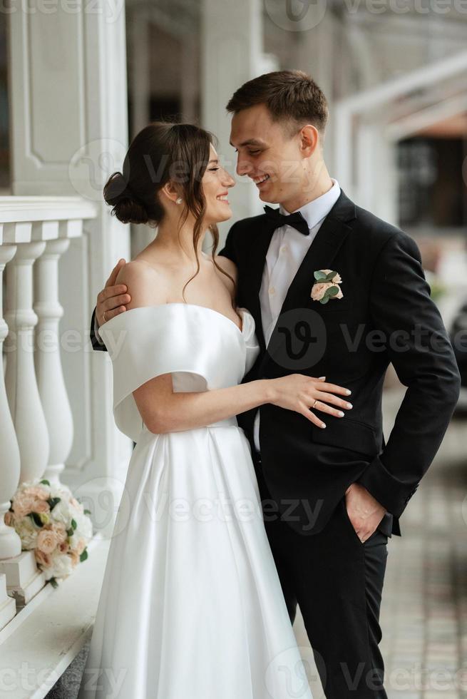 jeune couple mariée et le marié dans une robe courte blanche photo