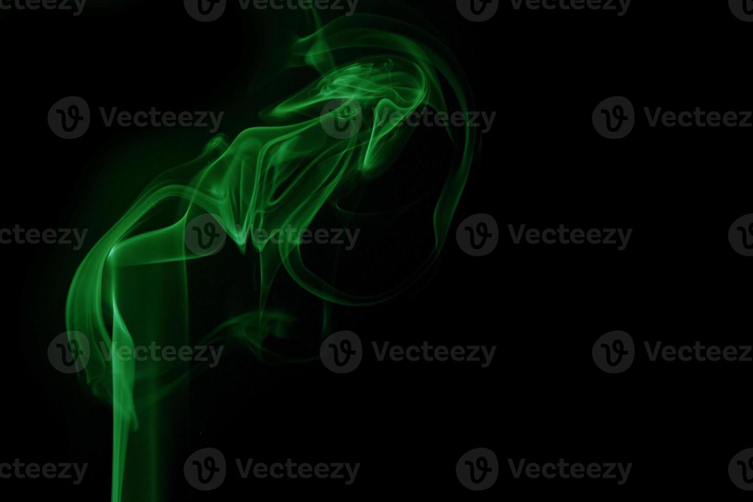 fumée verte sur fond noir photo