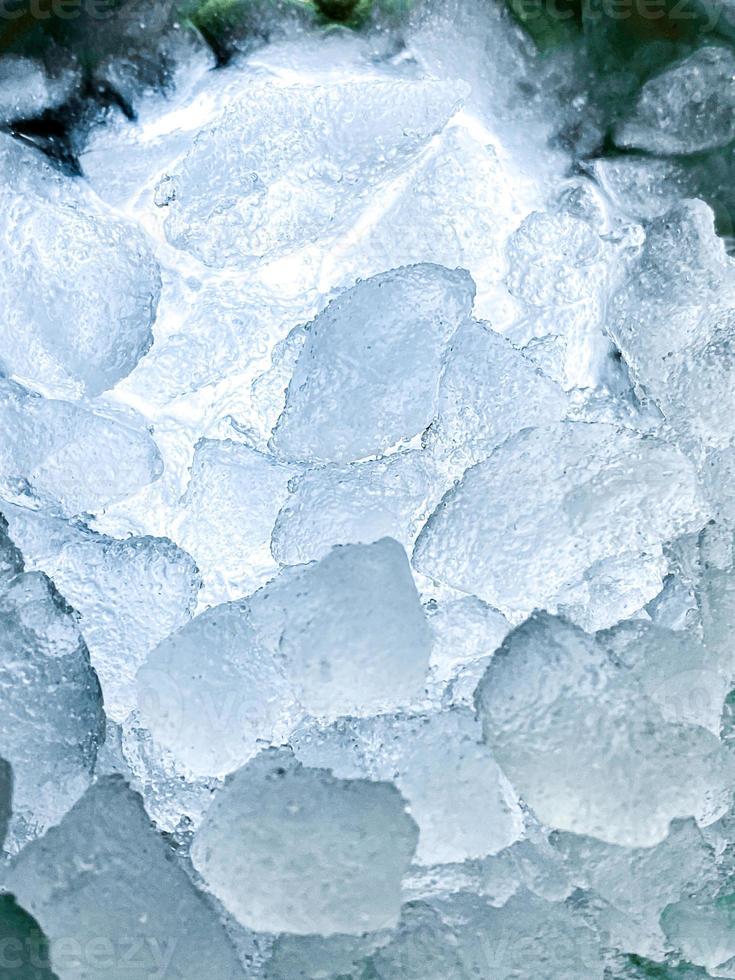 fond abstrait de glace, les glaçons se sentent frais les jours chauds, la glace est indispensable en été. cela vous aidera à vous rafraîchir et à vous sentir bien. photo