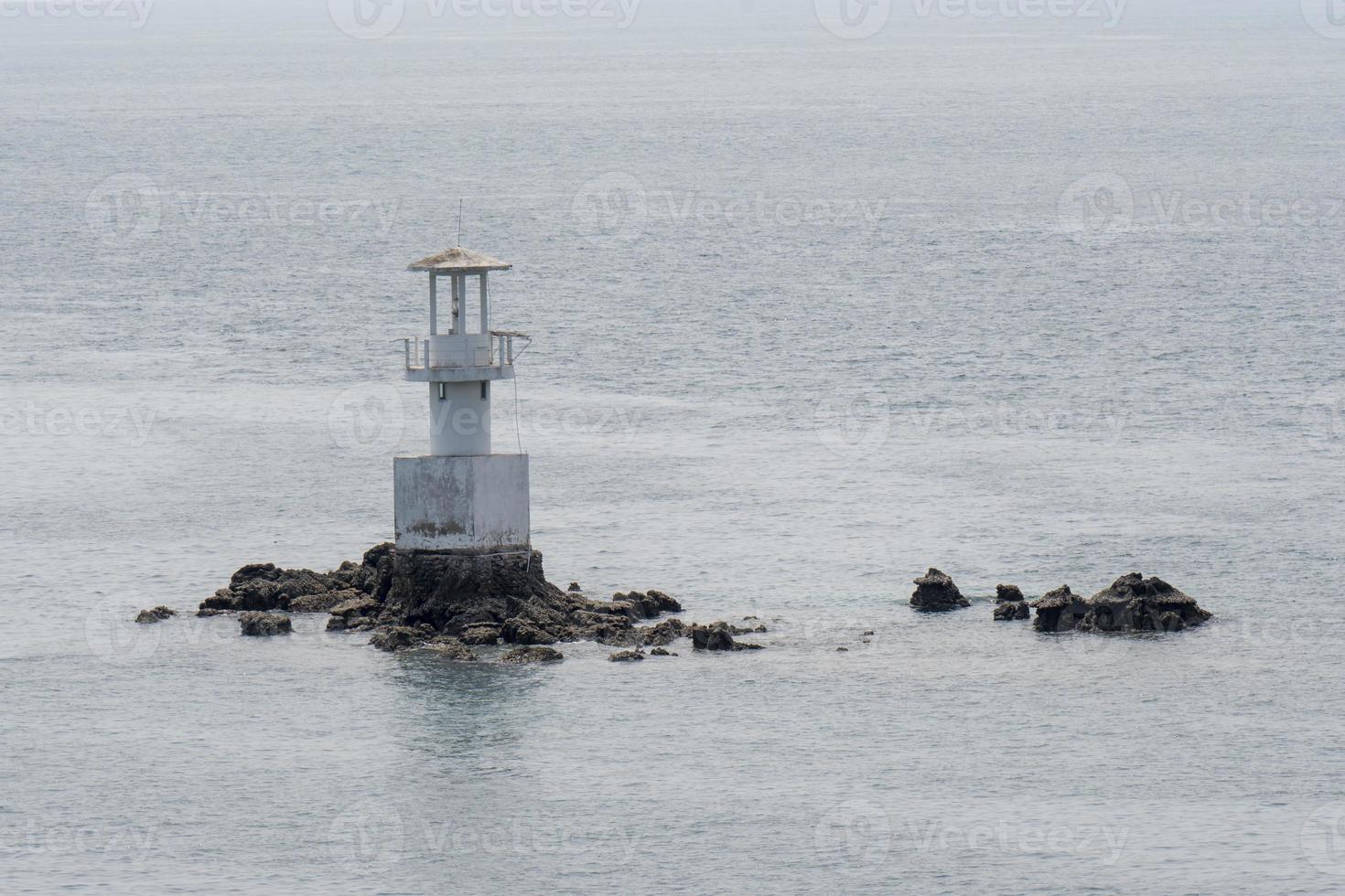 phare en bord de mer et semble être dans la mer quand l'eau monte photo