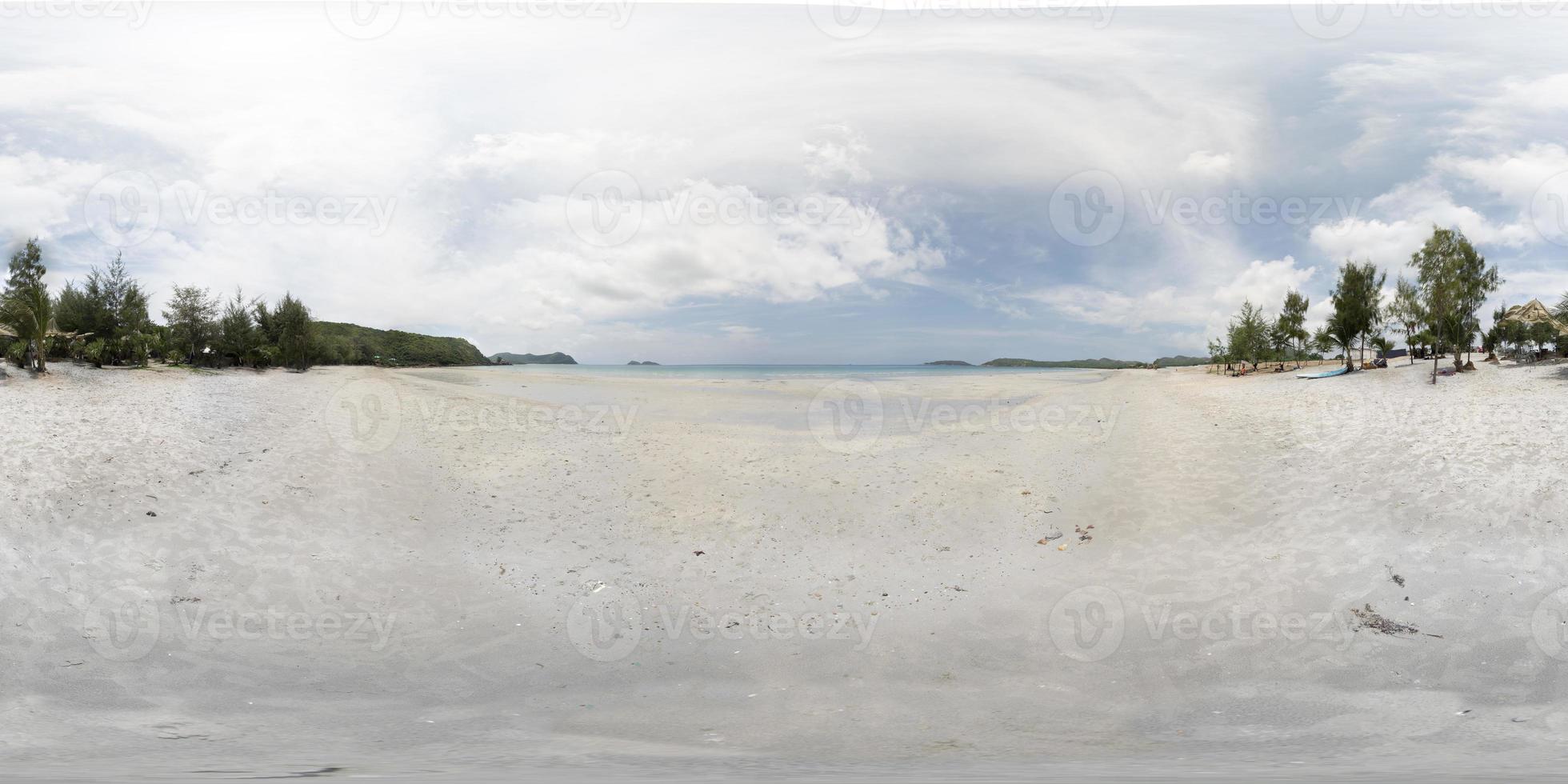 vr 360 panoramique plage de sable blanc, sattahip, chon buri, thaïlande, plage blanche, mer bleu clair, stratocumulus dans le ciel photo