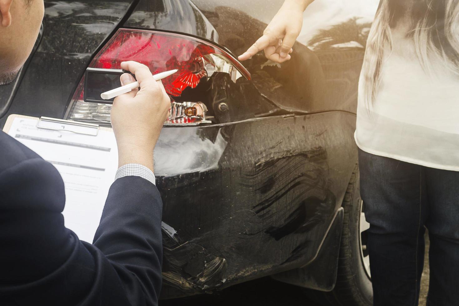 agent d'assurance travaillant sur le processus de réclamation d'un accident de voiture photo