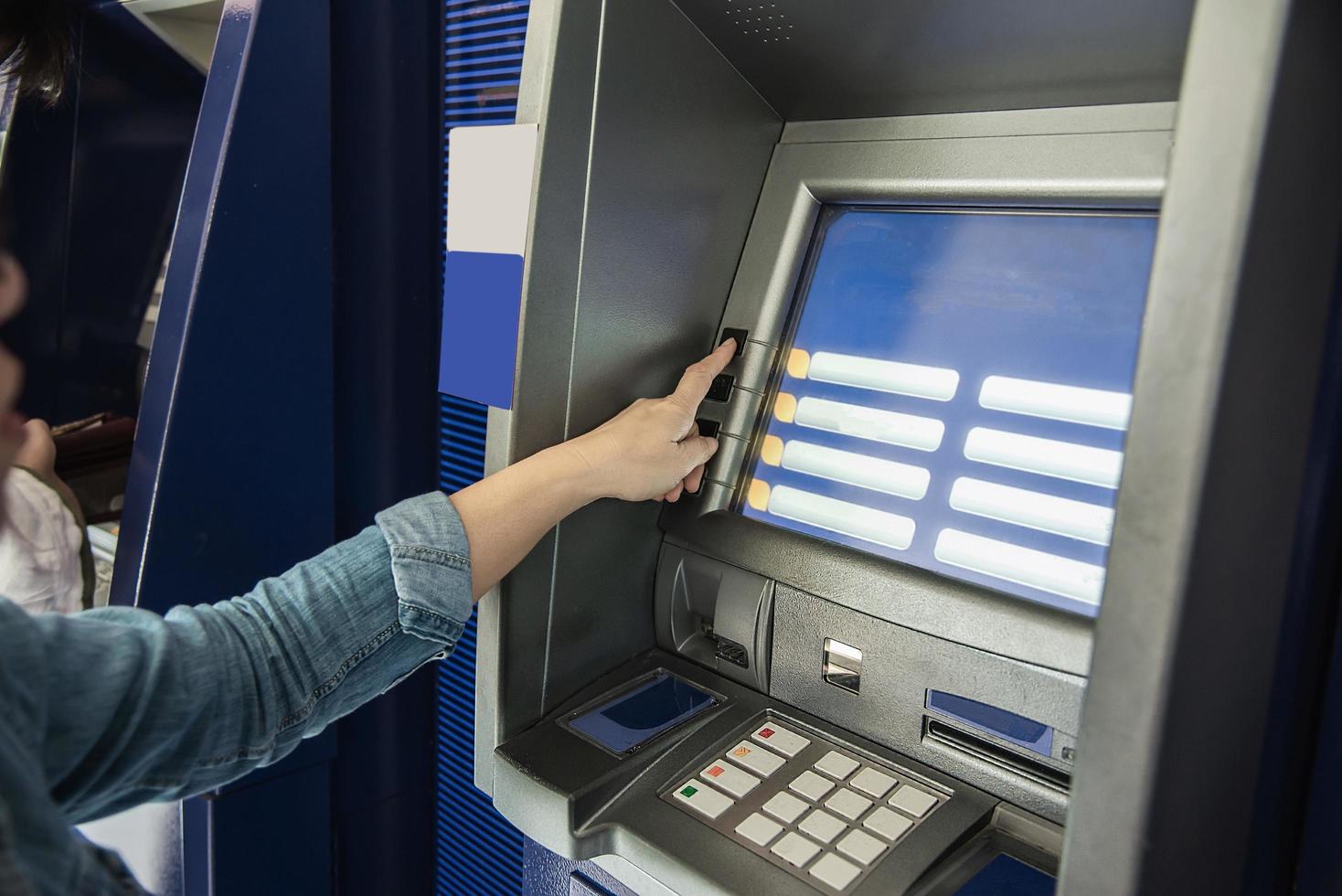 les personnes attendant de recevoir de l'argent du guichet automatique - les personnes ont retiré de l'argent du concept de guichet automatique photo