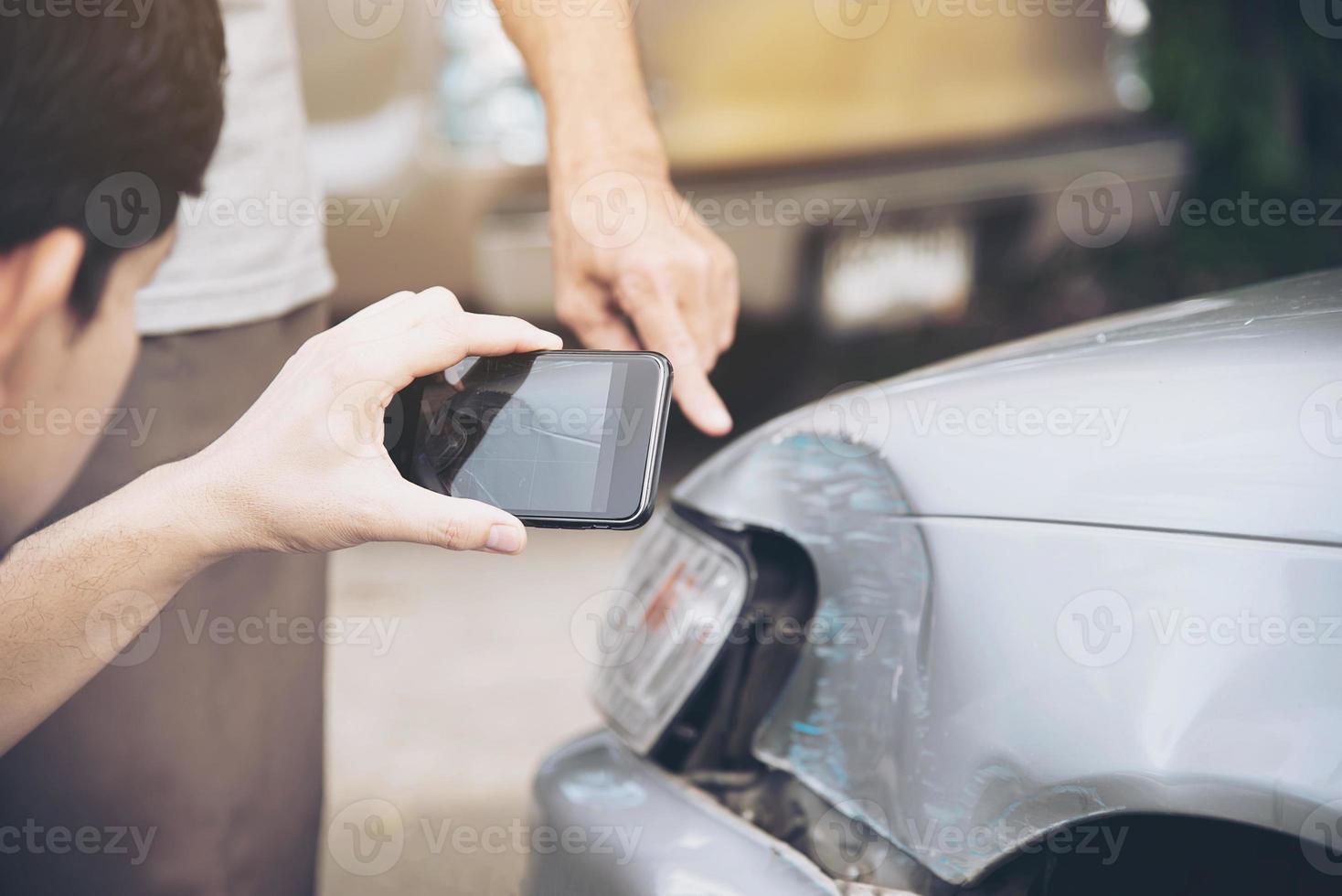 agent d'assurance travaillant pendant le processus de réclamation d'accident de voiture sur place - concept de réclamation d'assurance personnes et voiture photo