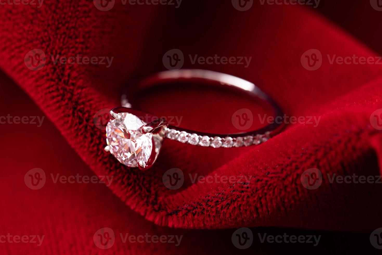 bague de mariage en diamant tissu rouge photo