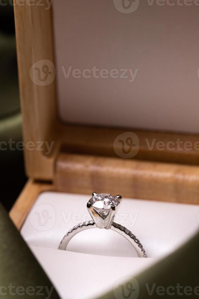 bague de mariage en diamant tissu vert photo