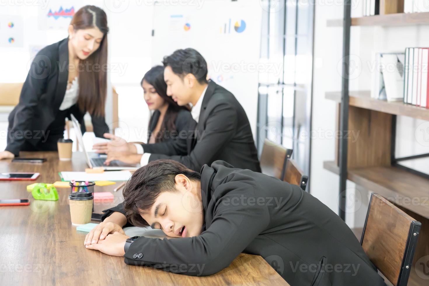 homme d'affaires abattre sur le bureau. surcharge de travail ou détérioration de la santé ou échec des affaires tendance à la baisse. dormir sur le bureau au travail. photo