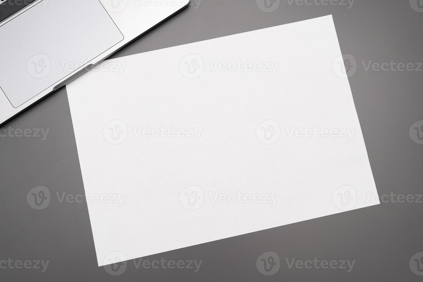papier vierge de table de bureau avec un crayon. le papier vierge peut être utilisé pour mettre du texte ou des images. photo