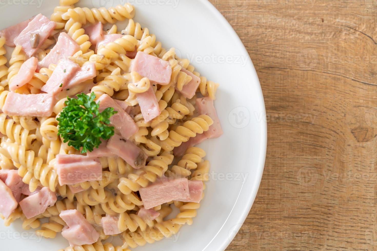 pâtes spirales sauce crème aux champignons avec jambon photo