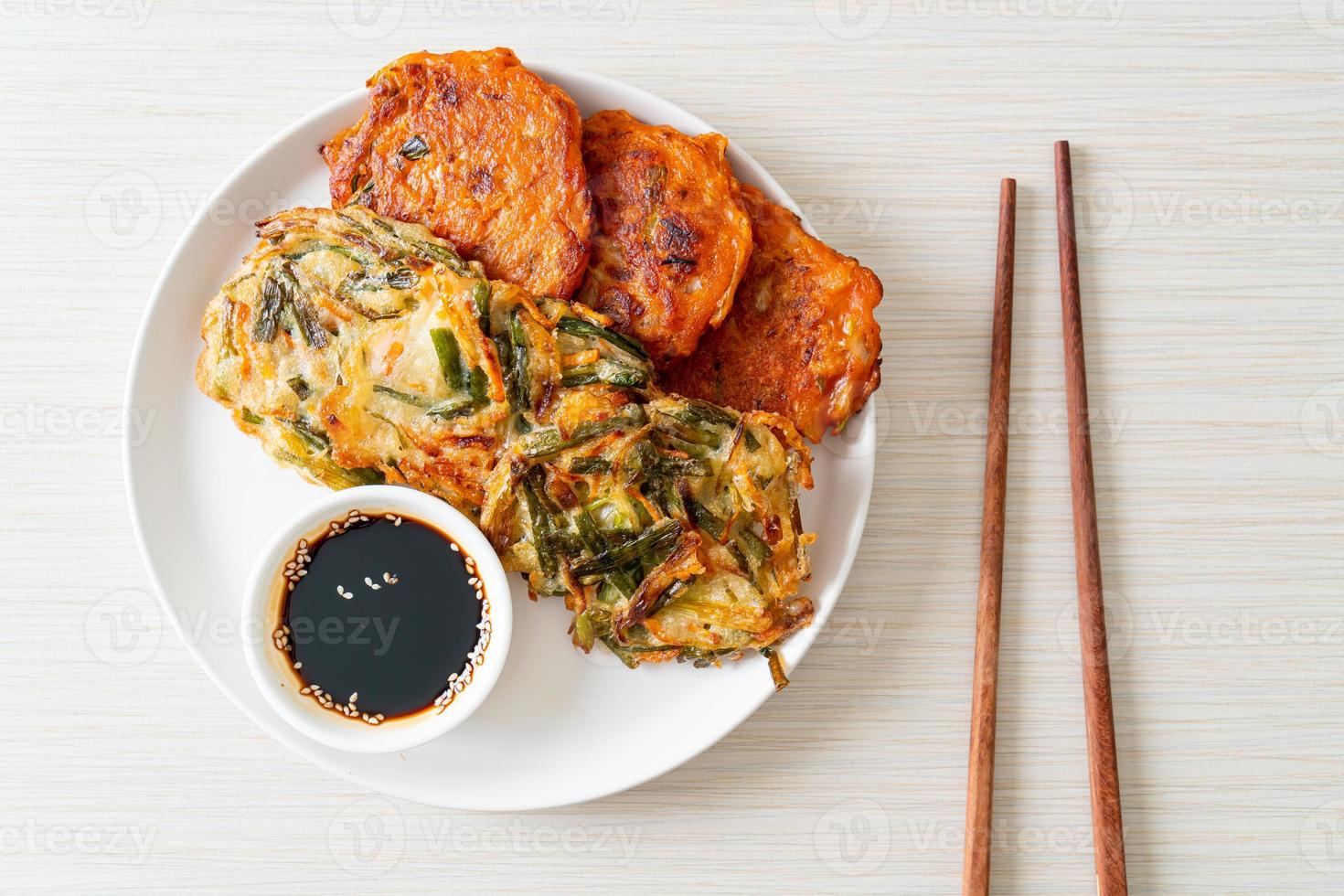 pajeon ou crêpe coréenne et crêpe kimchi coréenne ou kimchijeon sur fond blanc photo