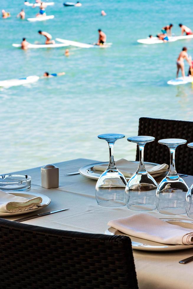 restaurant au bord de la mer avec le set de table. image verticale. photo