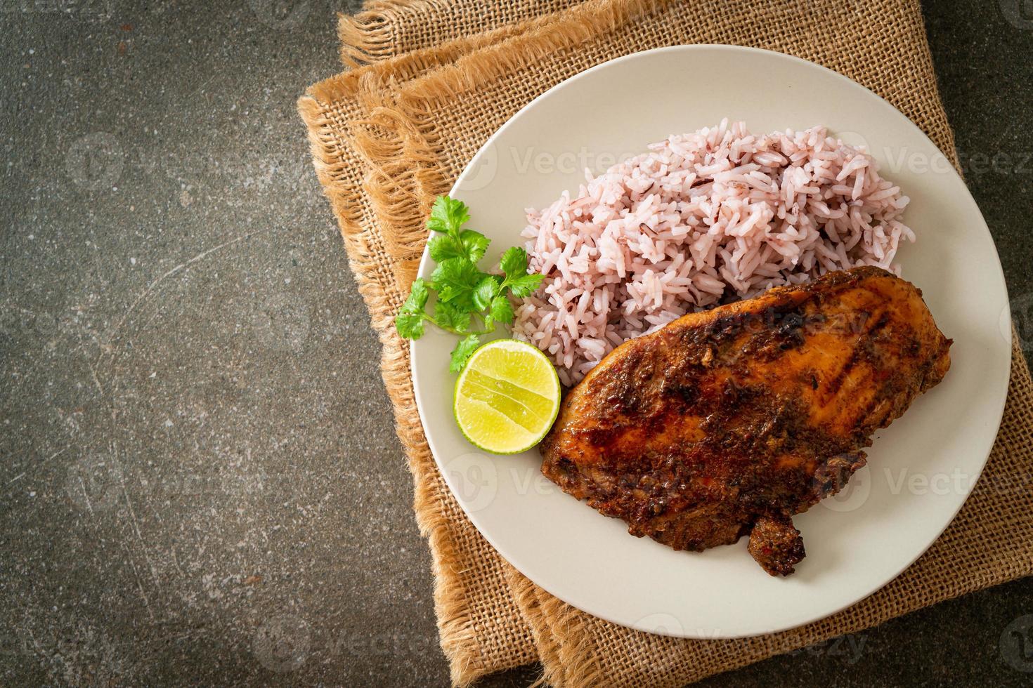 poulet jerk jamaïcain grillé épicé avec du riz photo