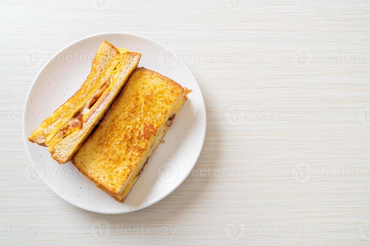 pain doré jambon bacon fromage sandwich photo