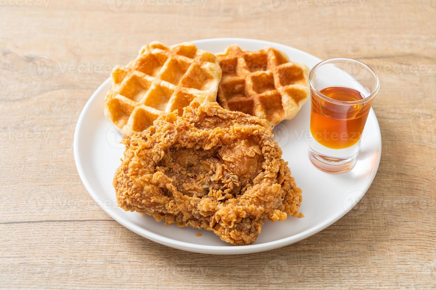 gaufre de poulet frit au miel ou sirop d'érable photo