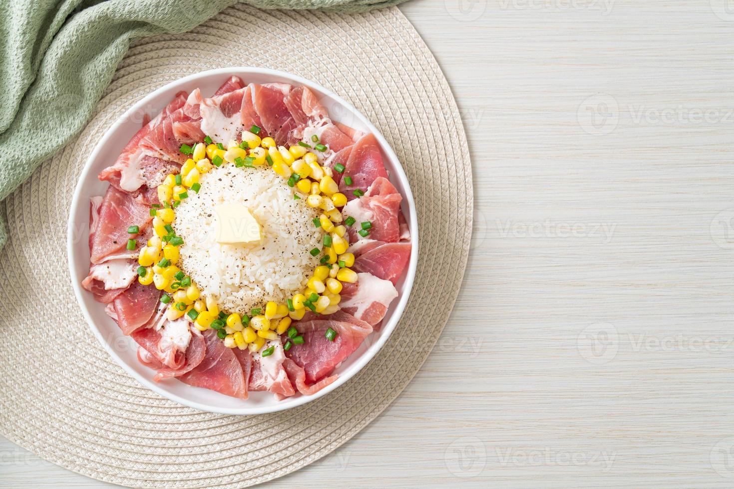 porc frais cru tranché avec du riz et du maïs sur une assiette et prêt à cuire photo