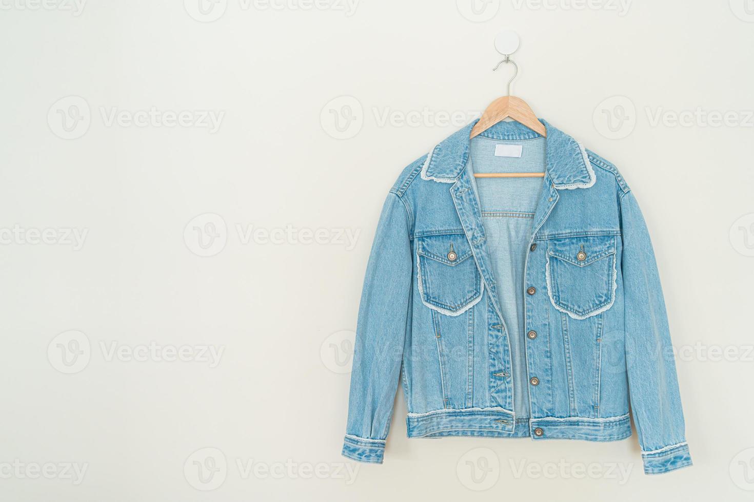 Veste jean femme accroché au mur photo