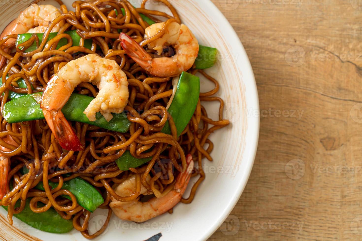 nouilles yakisoba sautées aux petits pois et crevettes photo