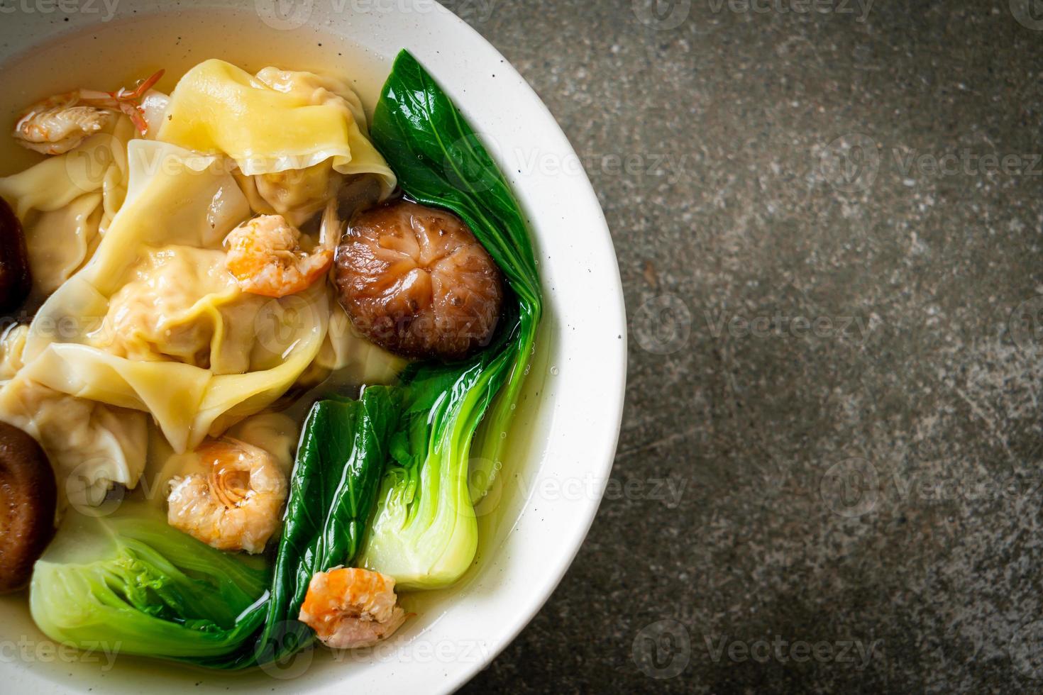 soupe de boulettes de porc aux crevettes et légumes photo