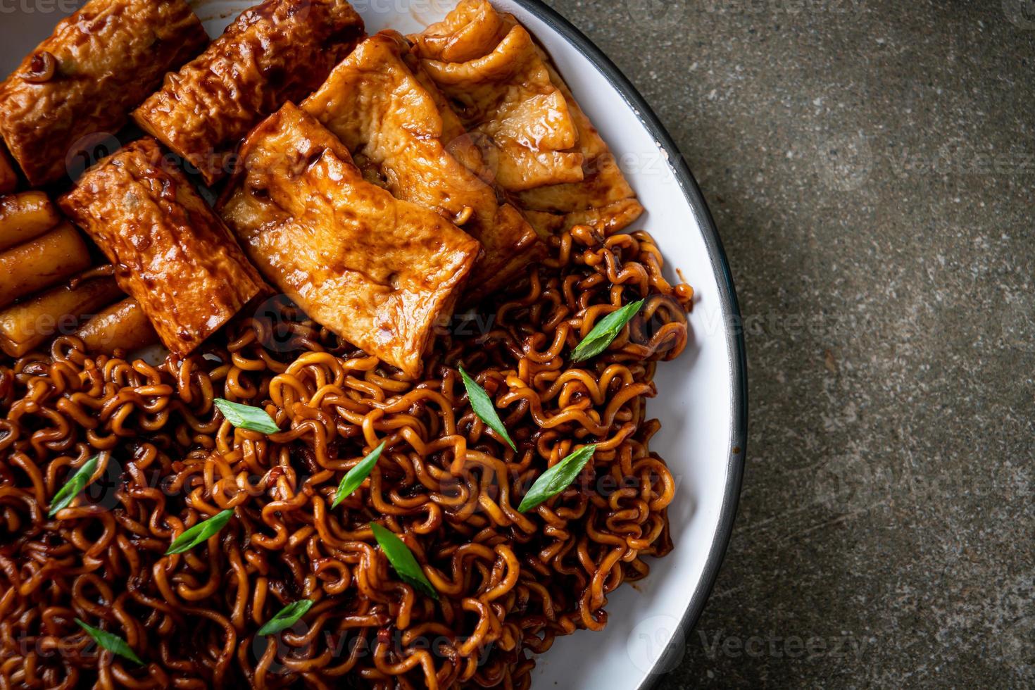 jajangmyeon ou jjajangmyeon avec odeng et omuk - nouilles instantanées coréennes avec gâteau de poisson coréen à la sauce aux haricots noirs photo