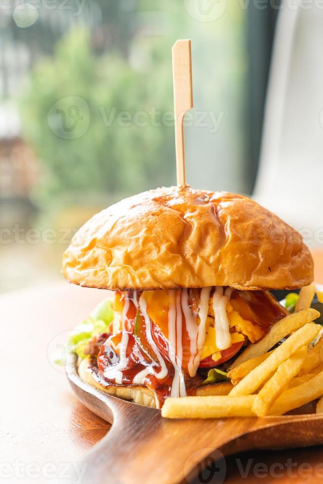 burger de boeuf avec fromage et sauce photo