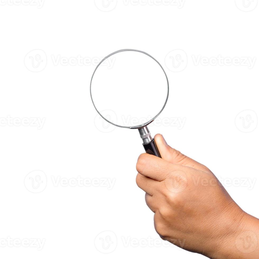 main de femme tenant une loupe isolée sur fond blanc. Le zoom optique est un outil macro, un concept pour l'éducation, la science. photo