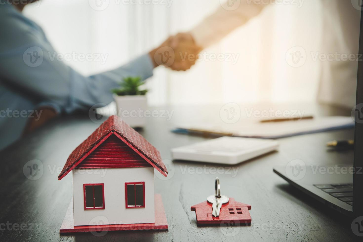 agent immobilier serrant la main du client après la signature du contrat et conclu un accord commercial pour le droit de transfert de propriété. homme courtier agent immobilier agent immobilier serrer la main de clients heureux propriétaires photo