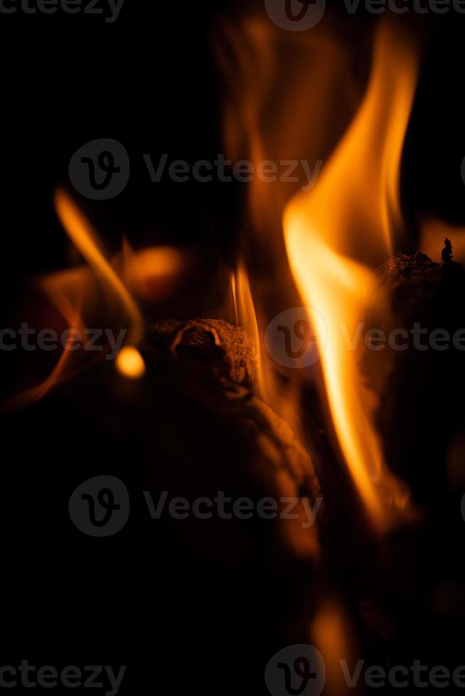 gros plan de feu et texture de détail de couleur jaune orange rouge et forme abstraite sur fond noir photo