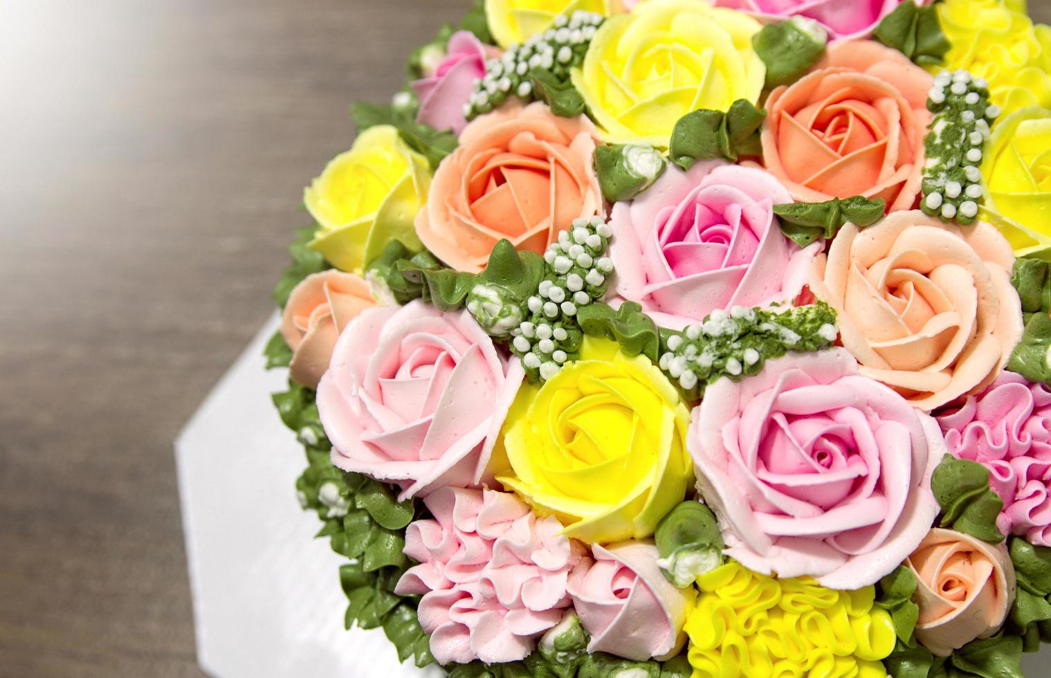gâteau d'anniversaire avec des fleurs photo
