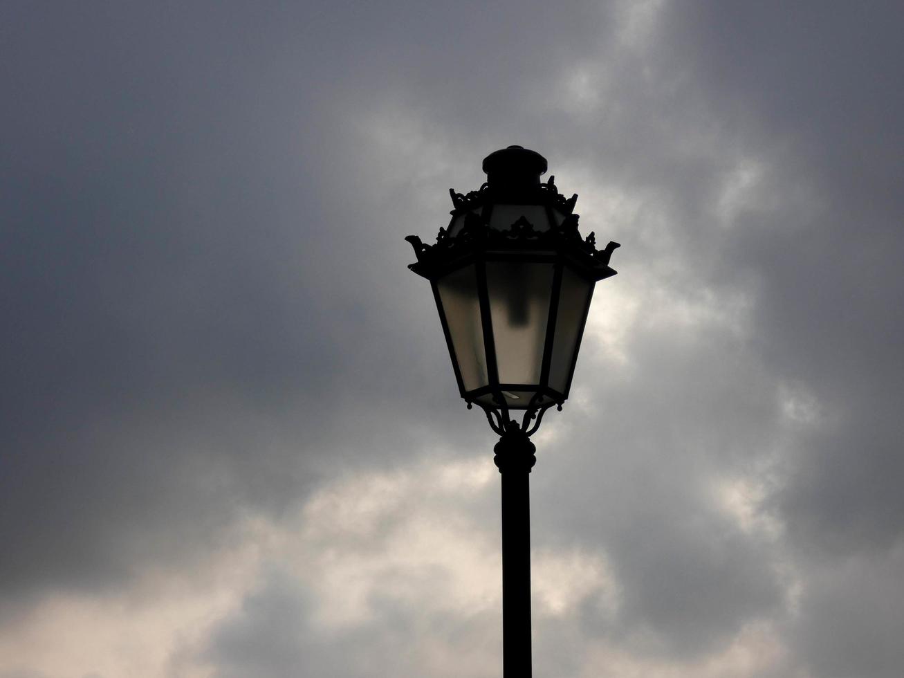 Lampadaires publics rétroéclairés sur fond blanc photo