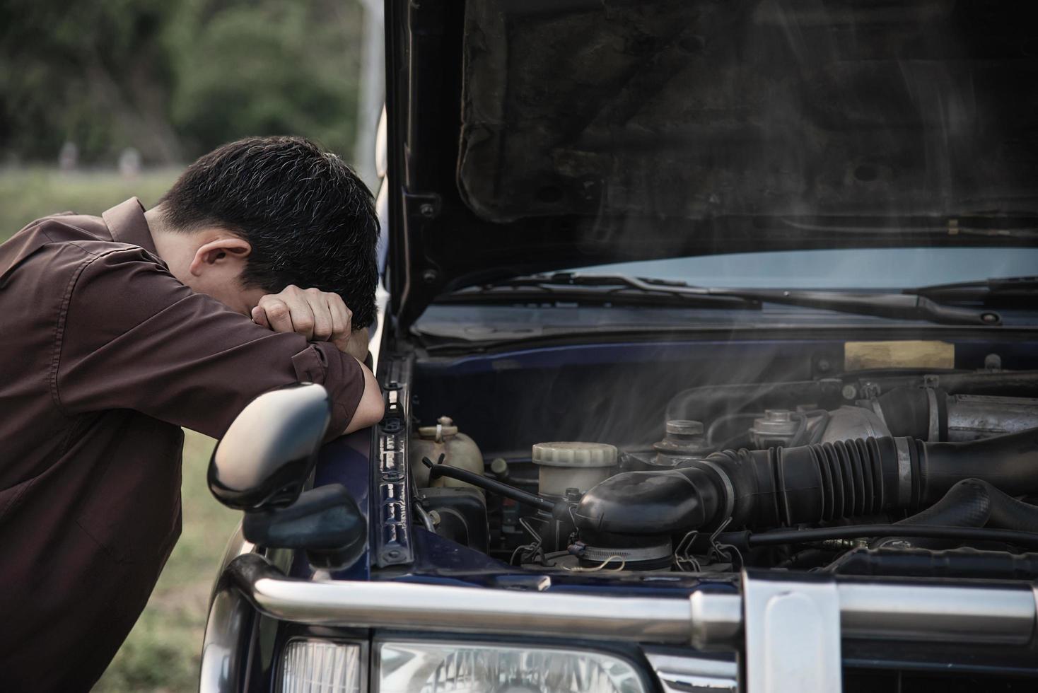 un homme essaie de résoudre un problème de moteur de voiture sur une route locale chiang mai thaïlande - les personnes ayant un problème de voiture concept de transport photo