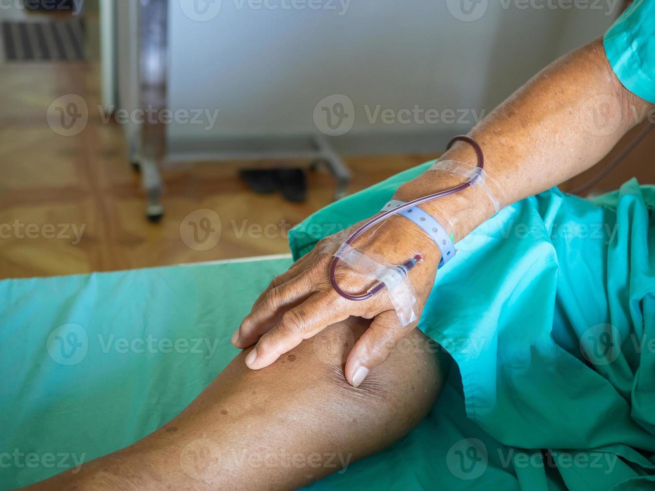 la main d'un vieil homme patient donne du sang pendant le traitement de l'anémie à l'hôpital photo
