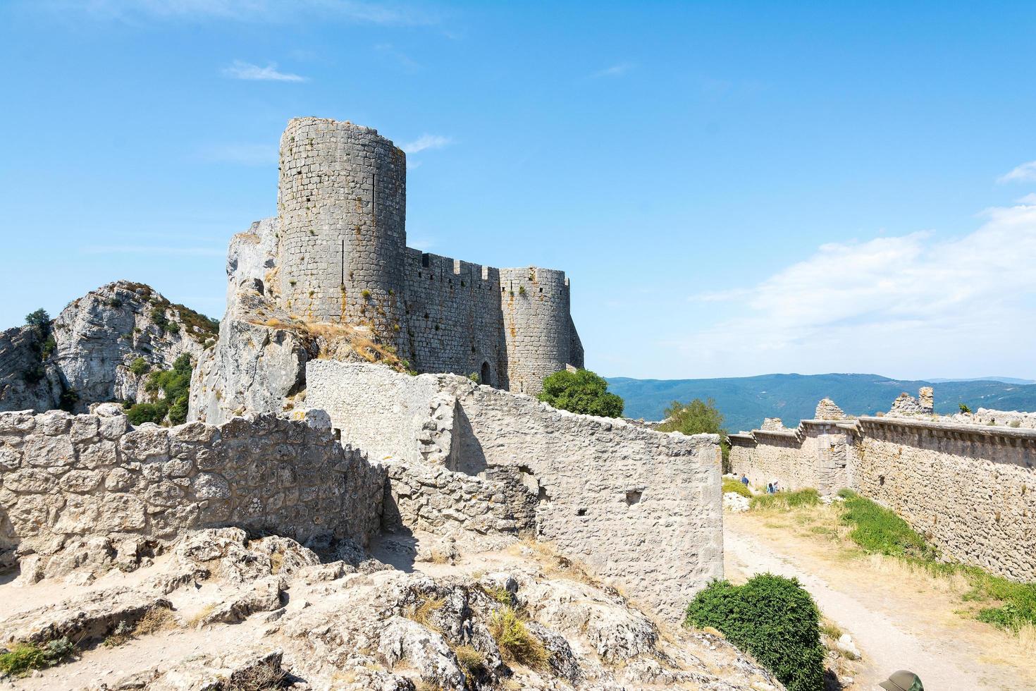 duilhac-sous-peyrepertuse,france-août 16,2016 vue sur le château cathare de pyrepertuse lors d'une journée ensoleillée photo