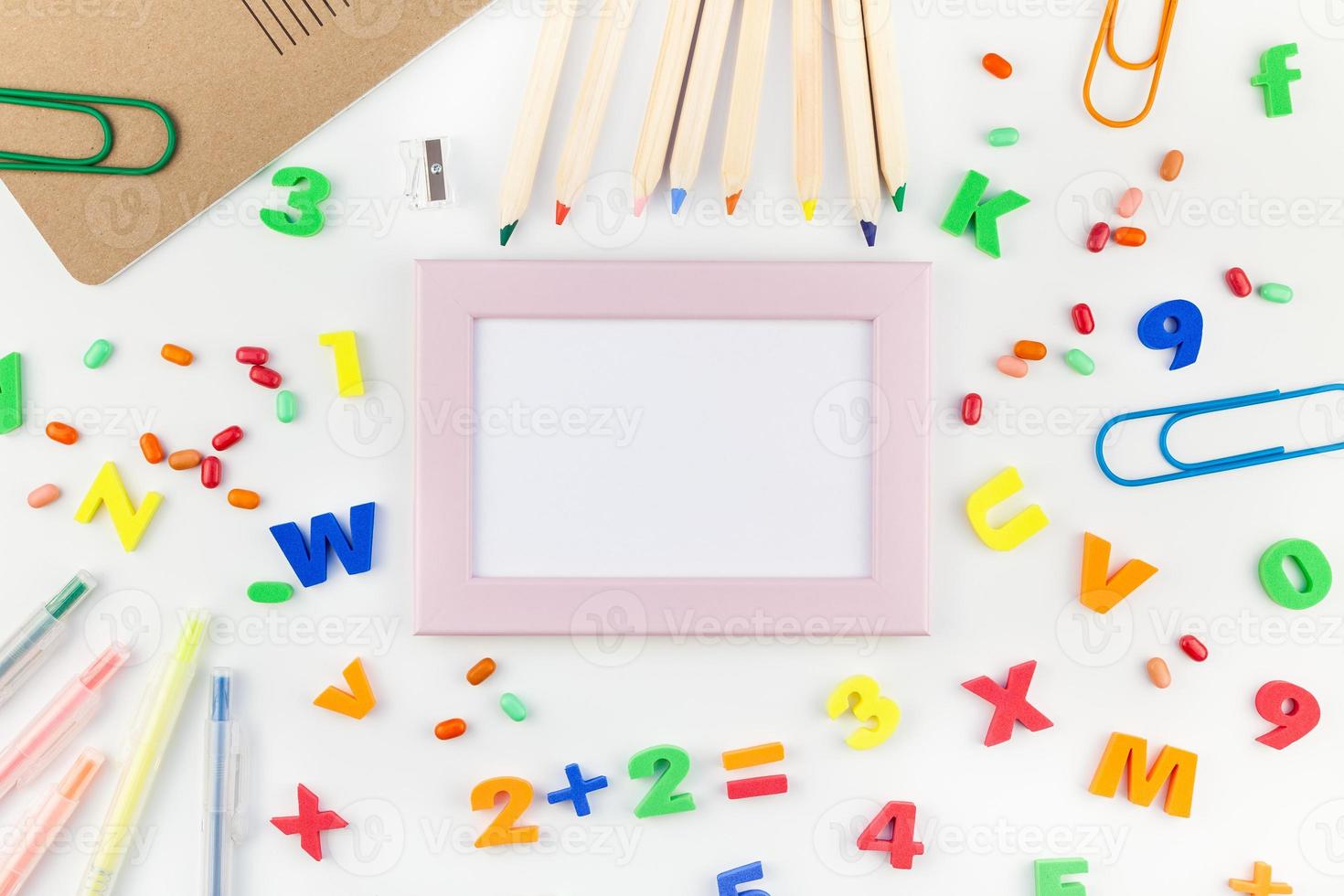 concept de retour à l'école avec des fournitures de bureau photo