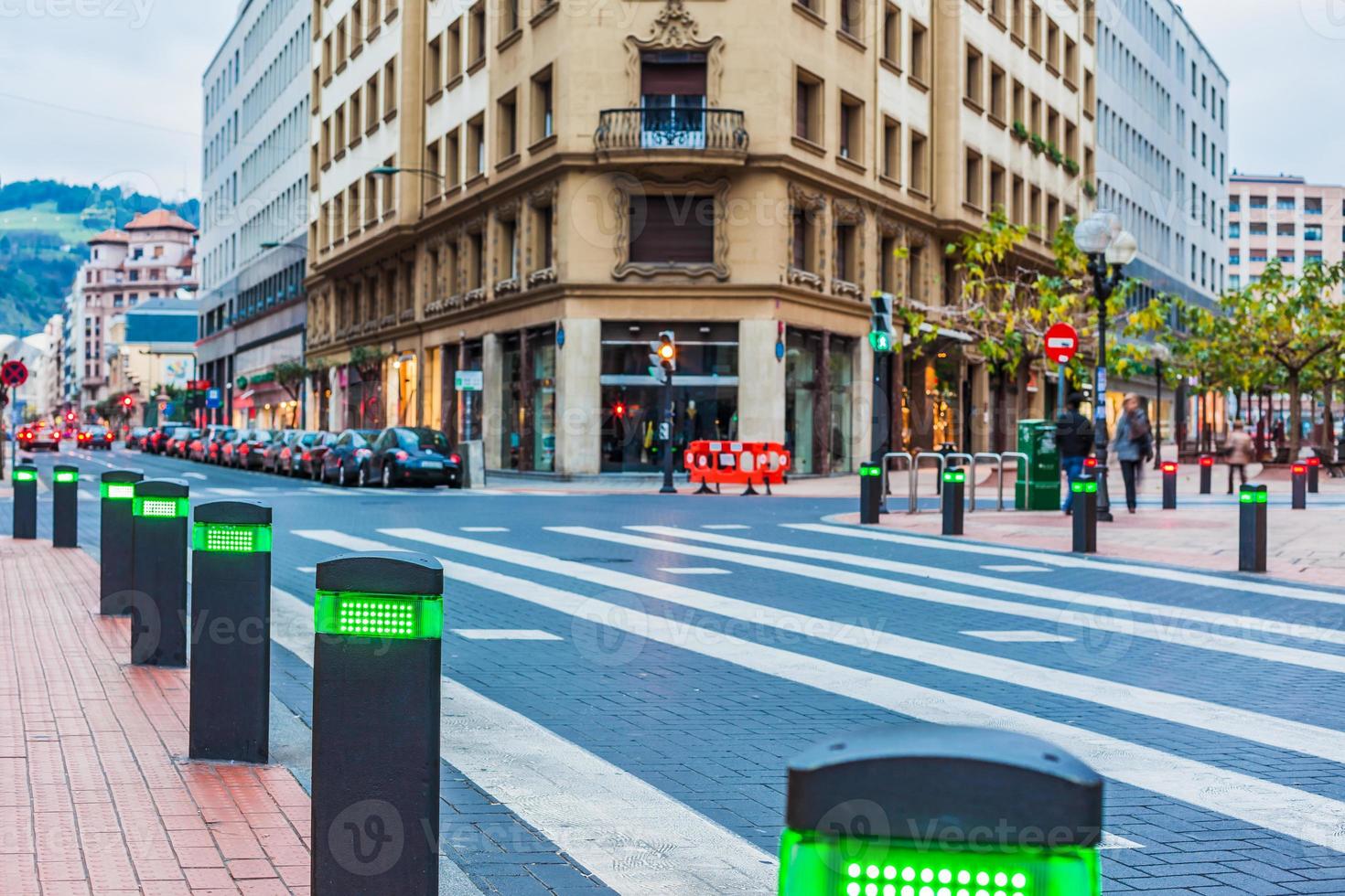 poteaux de feux de circulation modernes sur le passage pour piétons photo