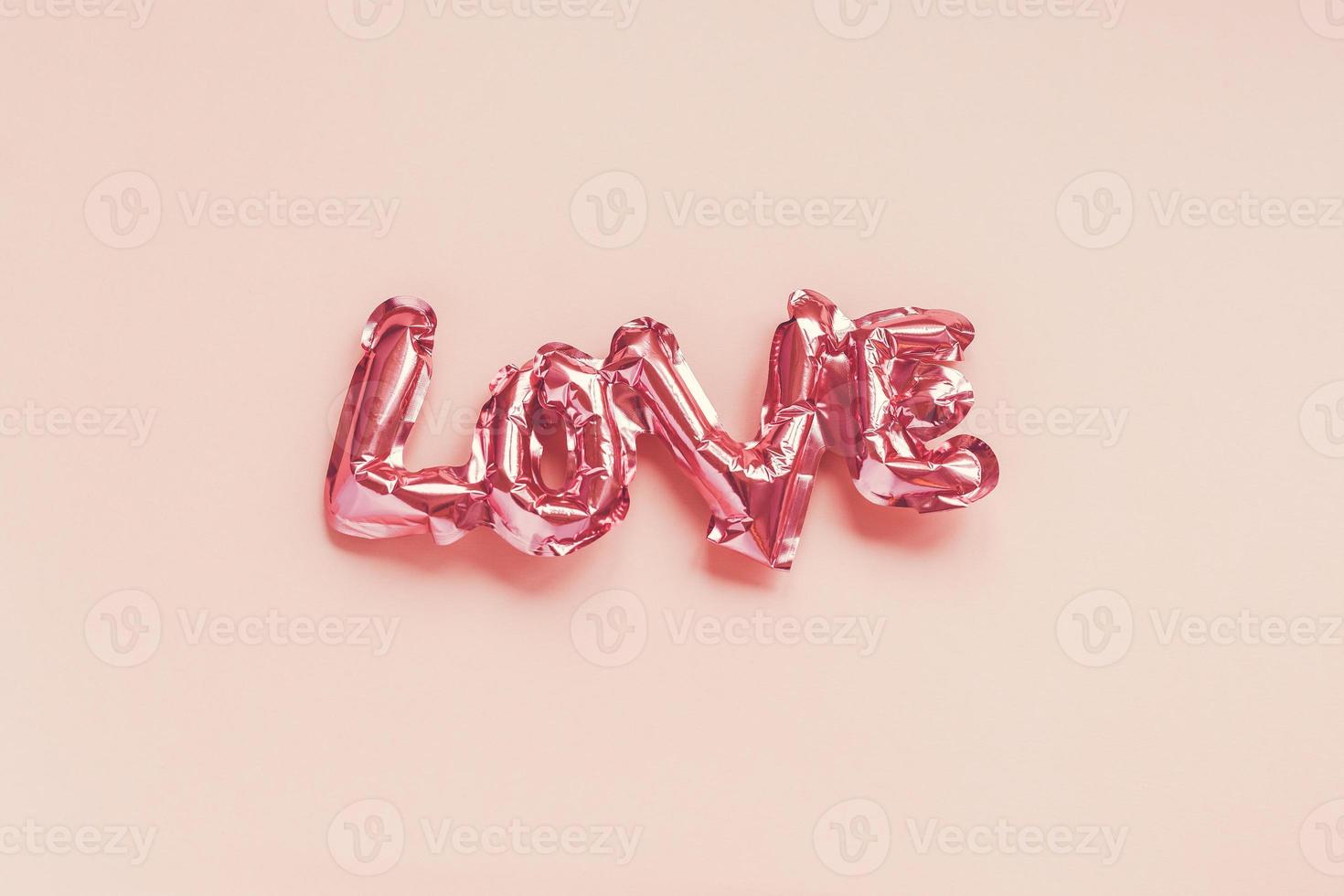 notion d'amour. ballon rose gonflable avec lettres photo