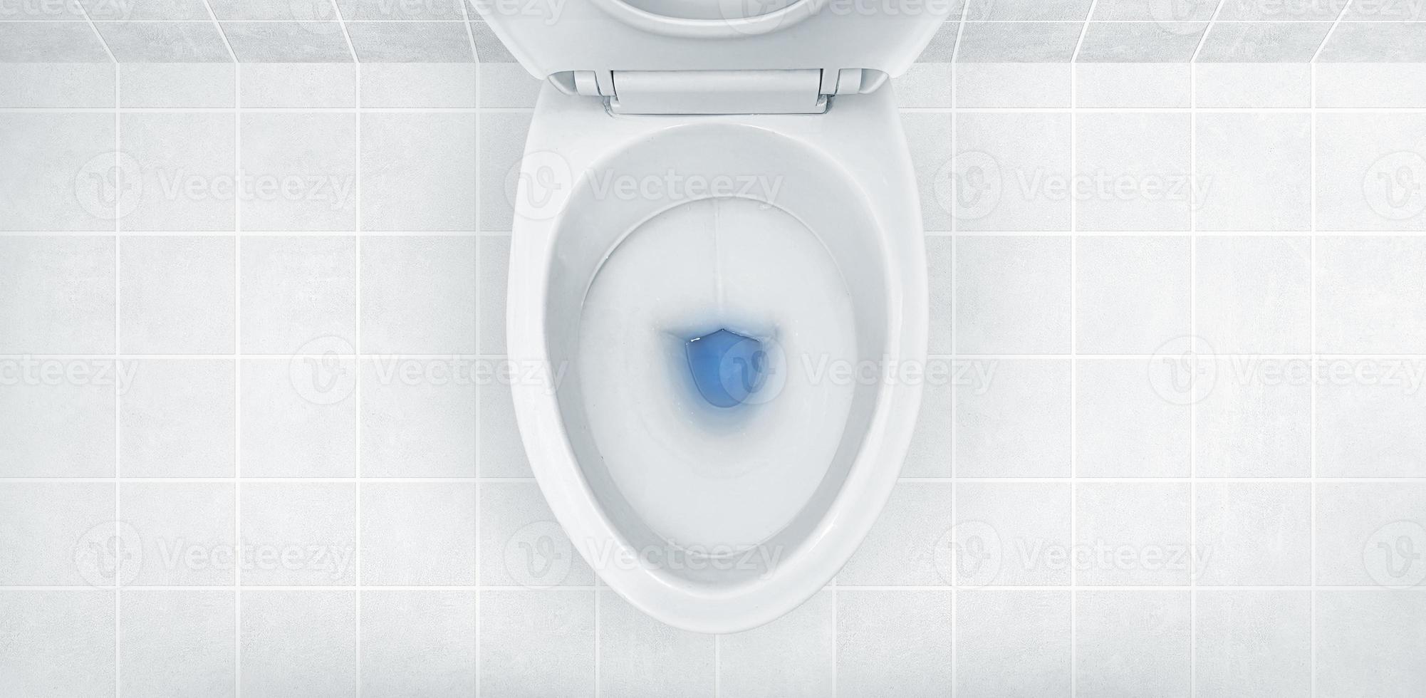 vue de dessus de la cuvette des toilettes, rinçage du détergent bleu dedans photo