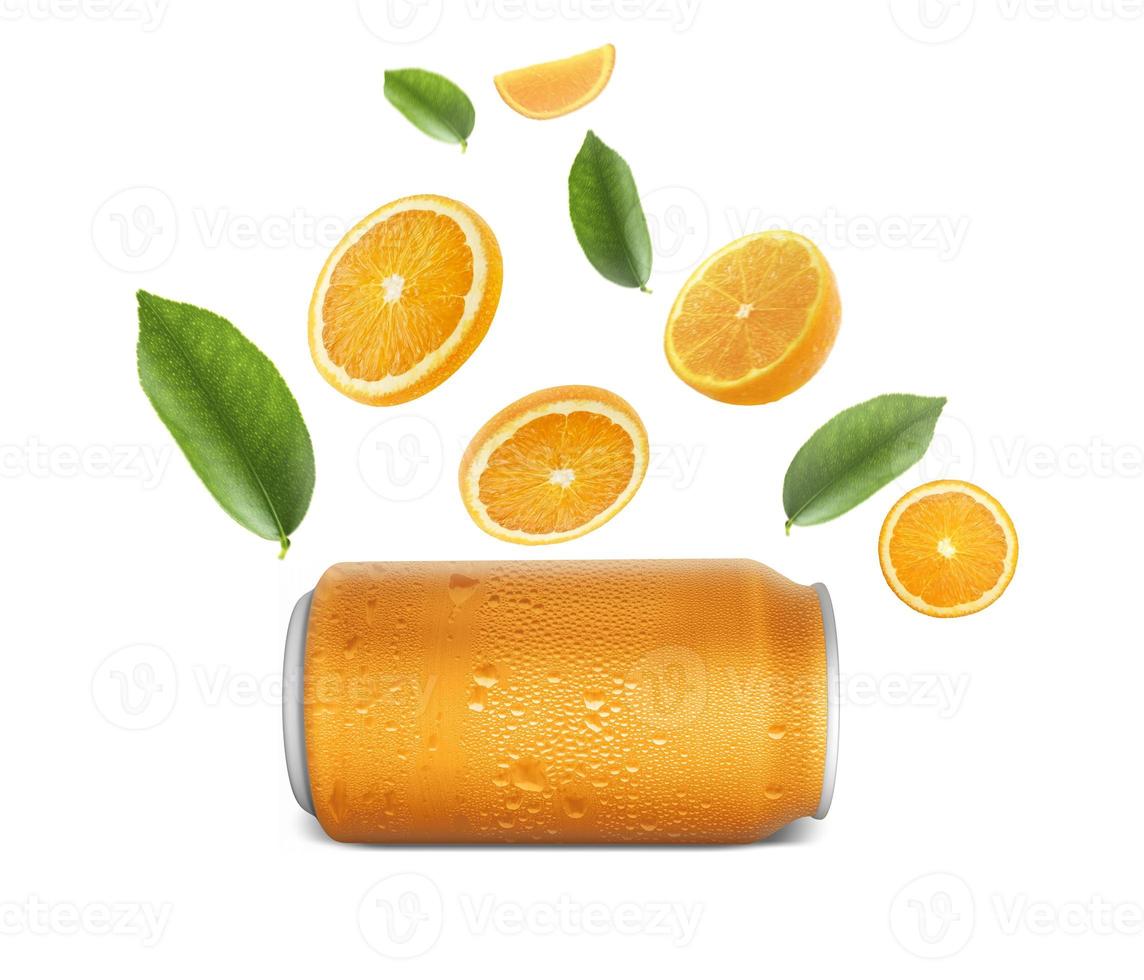 canette de soda orange en aluminium et oranges juteuses tombant avec des feuilles vertes isolées sur fond. voler des tranches d'oranges défocalisées. applicable pour la publicité sur les jus de fruits photo