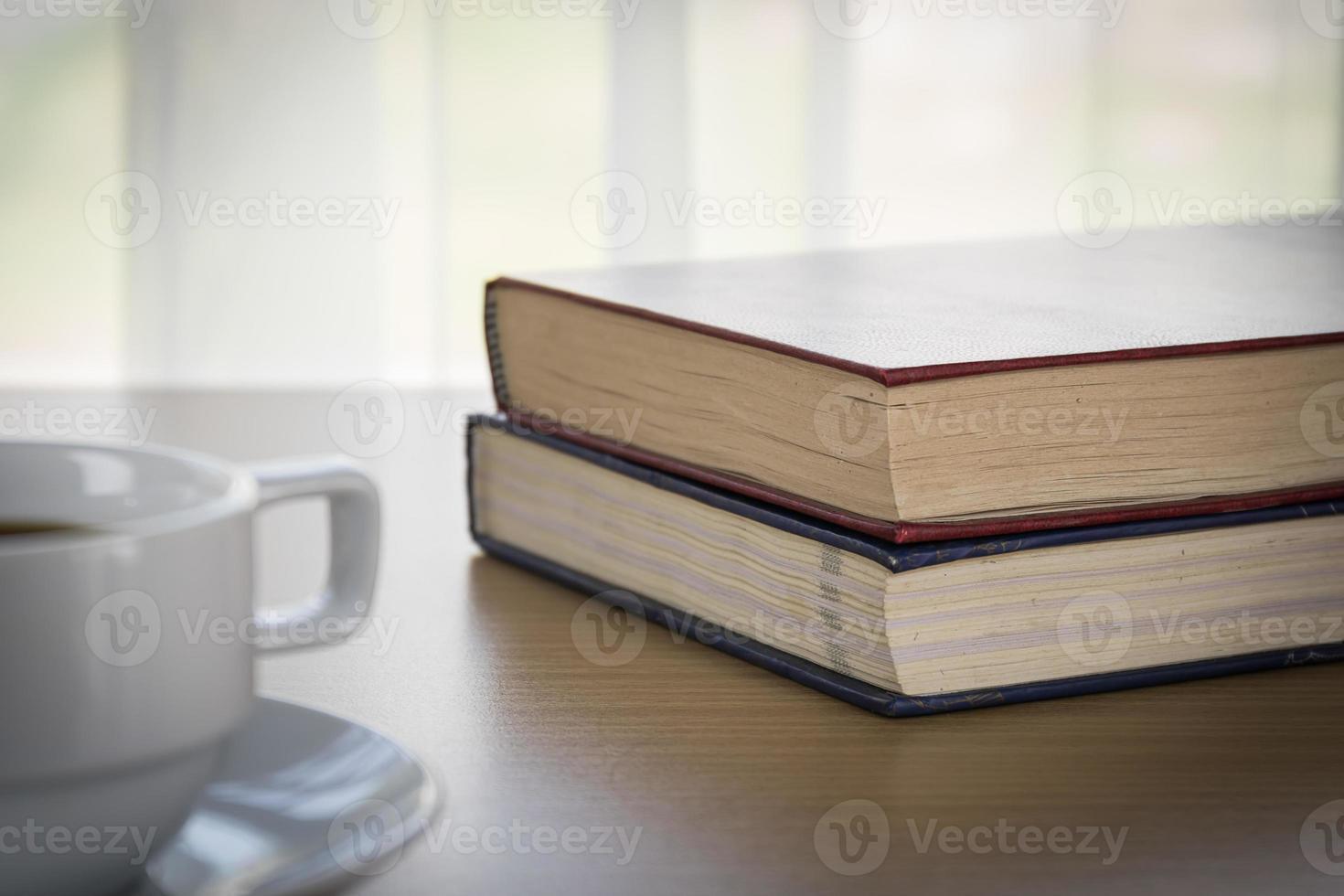 livre et tasse de café sur une table en bois photo