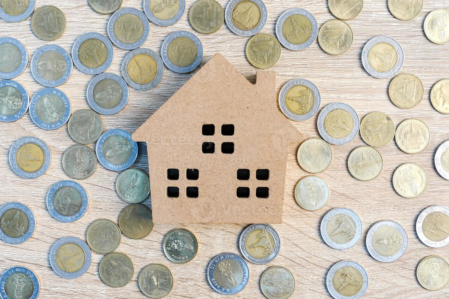 vue de dessus maison et pièces de monnaie sur table en bois photo