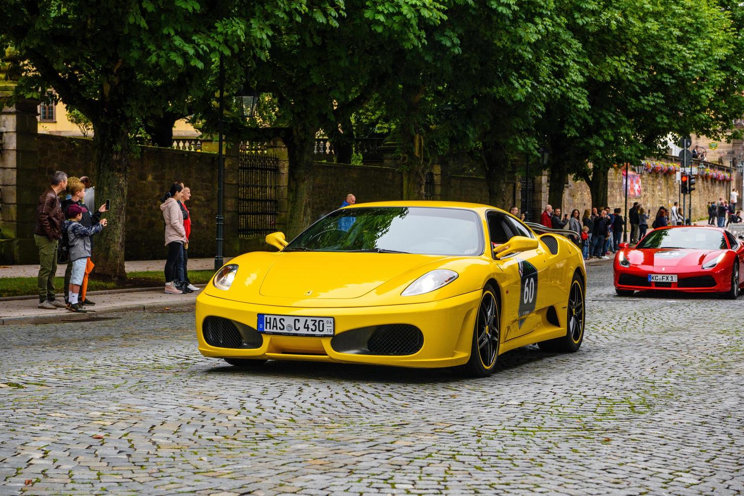 allemagne, fulda - jul 2019 jaune ferrari f430 type f131 coupé est une voiture de sport produite par le constructeur automobile italien ferrari de 2004 à 2009 en tant que successeur de la ferrari 360. la voiture est une photo