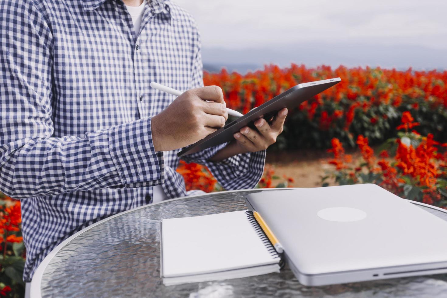 technologie agricole agricultrice tenant une tablette ou une technologie de tablette pour rechercher des données d'analyse de problèmes agricoles et une icône visuelle. photo