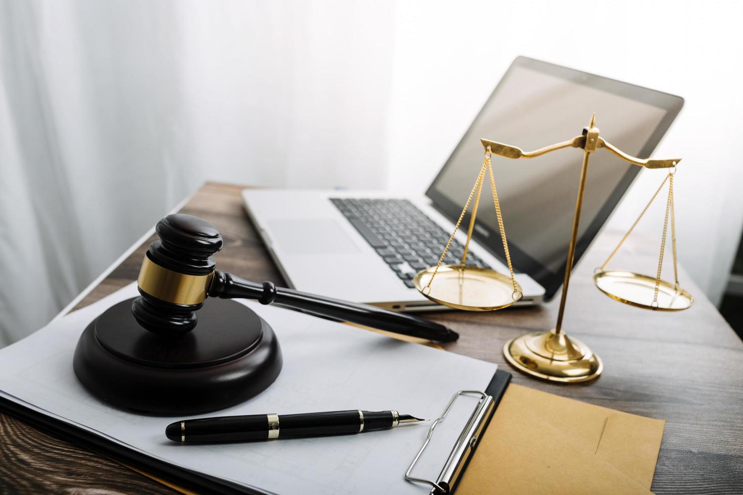 concept de justice et de droit. juge masculin dans une salle d'audience sur une table en bois et conseiller ou avocat masculin travaillant au bureau. concept de droit, de conseil et de justice juridique. photo