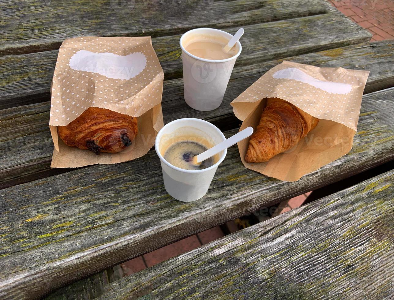 Croissant Au Café à Emporter Dans Un Gobelet En Papier, Petit