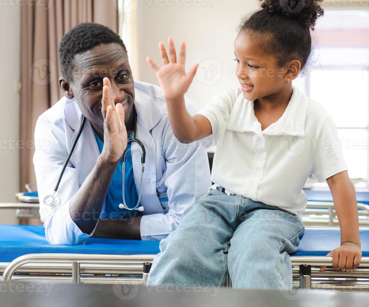 Docteur Pédiatre Mâle Mignon Et Heureux Enfants En Bonne Santé