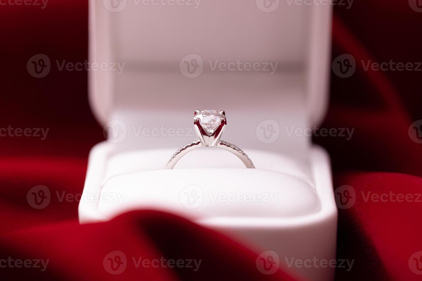 bague de mariage en diamant tissu rouge photo