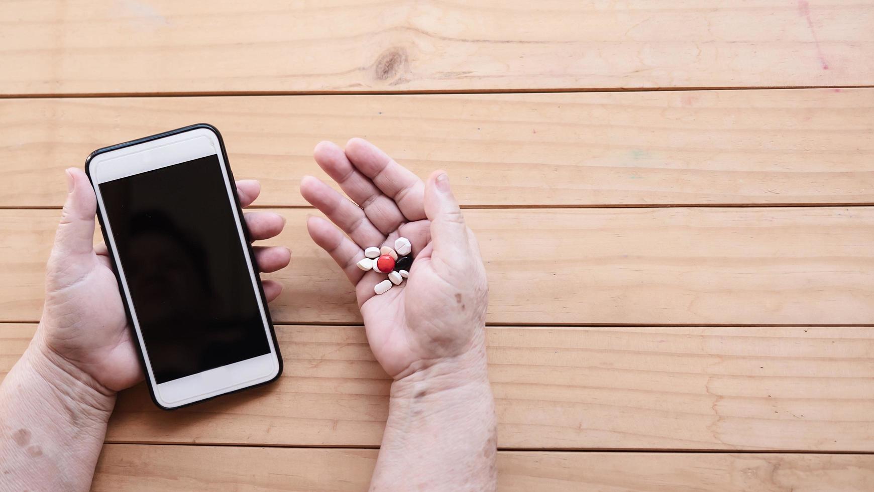 la vieille dame se prépare à manger la pilule de médecine quotidienne - les soins de santé des personnes avec le concept de pilules de médecine photo