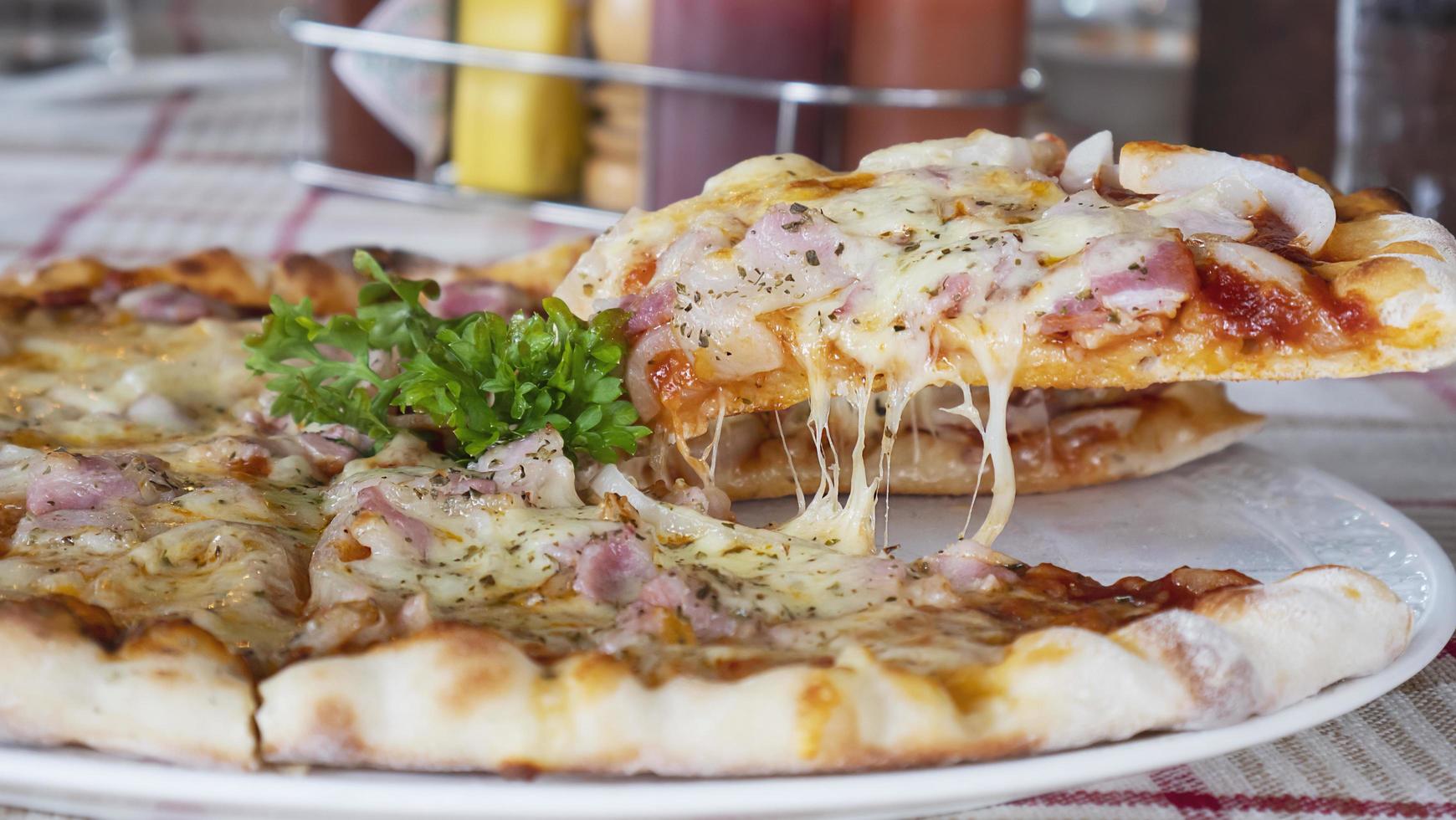 déjeuner en famille manger pizza jambon fromage recette - les gens avec le concept de plat italien favorable photo