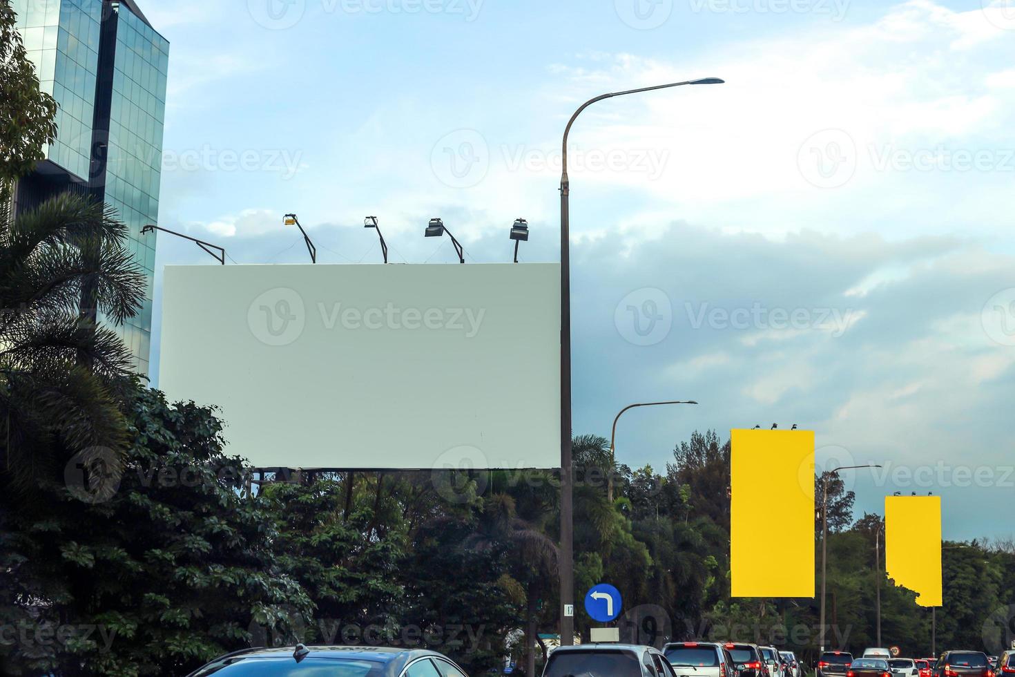 maquette de panneau d'affichage en arrière-plan de la ville avec un beau ciel. photo